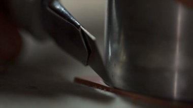 Craftsmans Eller masanın üstüne deri yuvarlak bir parça kesme portre görünümü