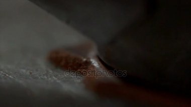 Craftsmans Eller masanın üstüne deri yuvarlak bir parça kesme portre görünümü