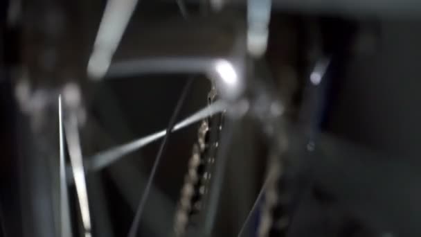 Une roue de vélo tournant au ralenti gros plan — Video