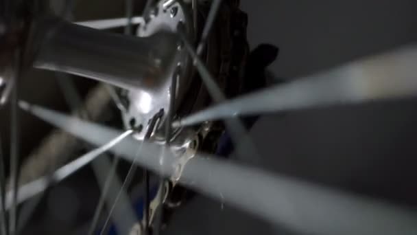 체인 및 슬로우 모션 근접 촬영에서 회전 하는 자전거 바퀴 — 비디오