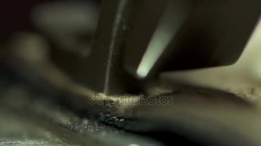 Yavaş bir parça deri bağbozumu dikiş makinesi ile el dikiş