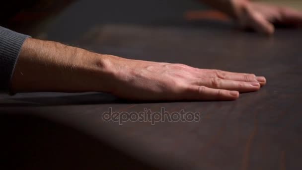 Um artesão dormindo um grande pedaço de couro na mesa câmera lenta — Vídeo de Stock