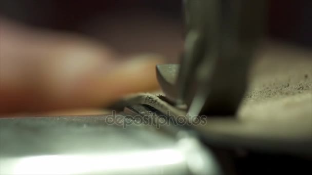 Movimiento lento de la costura de la mano de la mujer pieza de cuero con la máquina de coser vintage — Vídeos de Stock