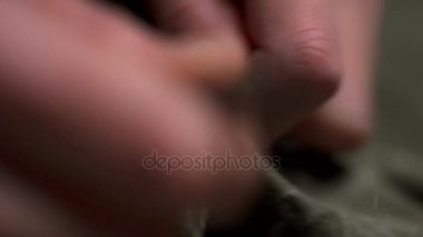 Keskin makas makro closeup yavaş hareket kullanarak bez unstitching bir kadın