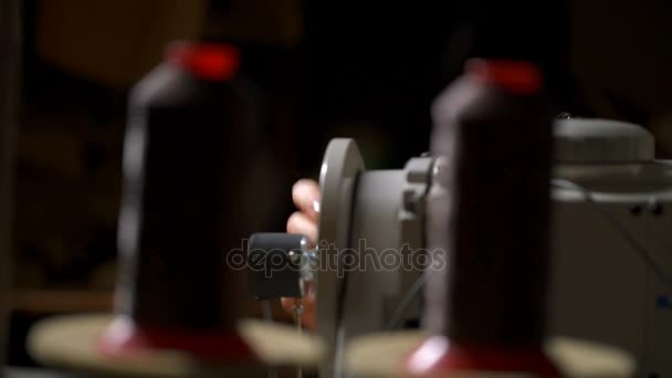 Una costura de mano de mujer con máquina de coser vintage cámara lenta — Vídeos de Stock