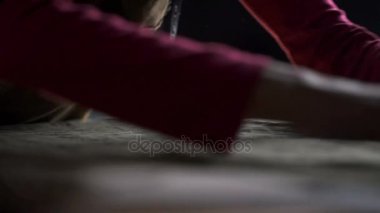 Tablo closeup yavaş hareket üzerinde büyük bir bez parçası sleeking craftswoman