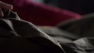 Tablo closeup yavaş hareket üzerinde büyük bir bez parçası koyarak bir craftswoman