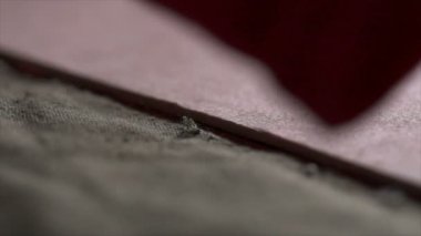 Closeup görünümü el bez atölye keskin bir bıçak ile kesme