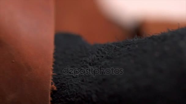 Diverses pièces de cuir dans l'atelier macro gros plan 