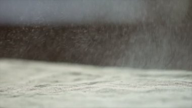 Bir sprey şişesinde bezle spritzing su kapatmak makro ile dolu