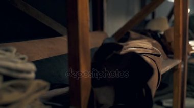 Ahşap raf bez rulo atölye ağır çekimde alarak bir adam