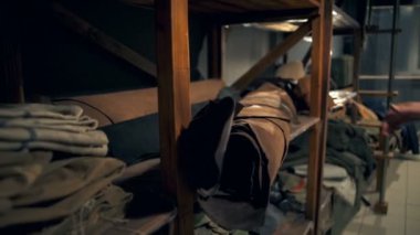 Ahşap raf bez rulo atölye ağır çekimde alarak bir adam