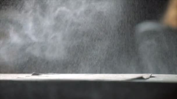 Closeup spritzing doek met een spray fles gevuld met water en het strijken — Stockvideo