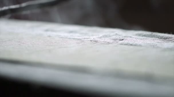 Planchado de la tela con una plancha vintage con mucho vapor primer plano cámara lenta — Vídeo de stock