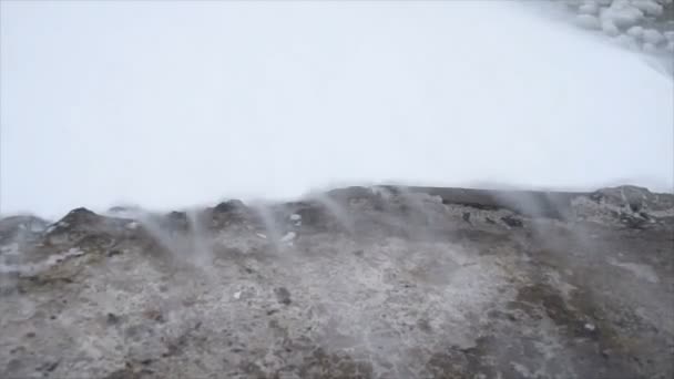 La nieve cubre el hormigón mientras la tormenta se acerca en cámara lenta — Vídeo de stock
