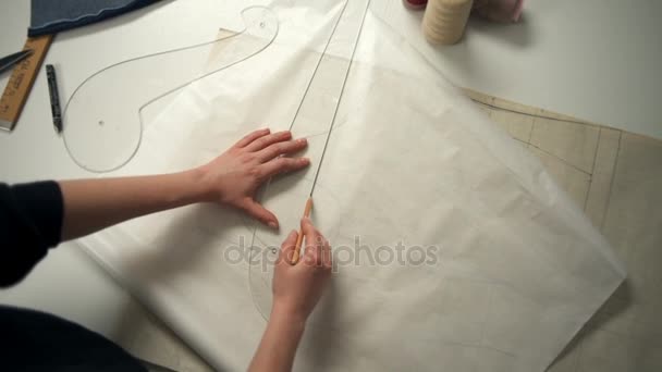 Vrouw met mooie handen streep met potlood en liniaal op wit papier — Stockvideo
