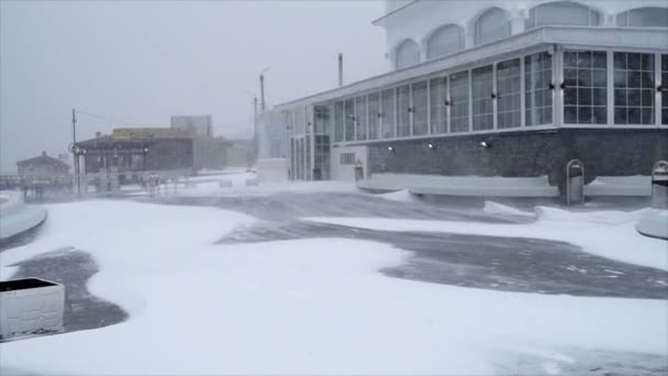 Una severa tormenta de invierno cerca de la playa con mucha nieve y viento en cámara lenta — Vídeos de Stock