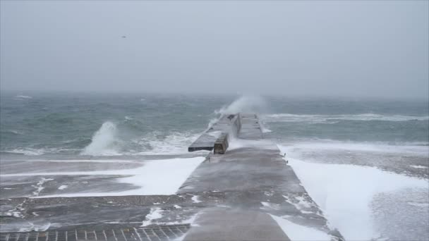 Een storm van de zee met sterke golven die breken tegen de betonnen pier slow motion — Stockvideo