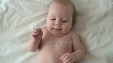 Yatakta yatıyordu ve onun tatlı dil yavaş gösteren küçük kız