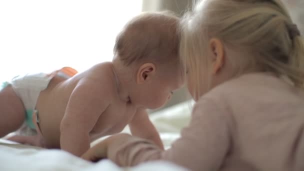 Sevimli küçük sarışın kız şirin bebek kız yavaş hareket ile elele — Stok video