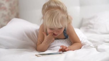 Meraklı kız oyunları smartphone yavaş hareket üzerinde oynamak