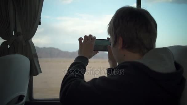 Homem segurando seu telefone e tirando foto de uma montanha câmera lenta — Vídeo de Stock