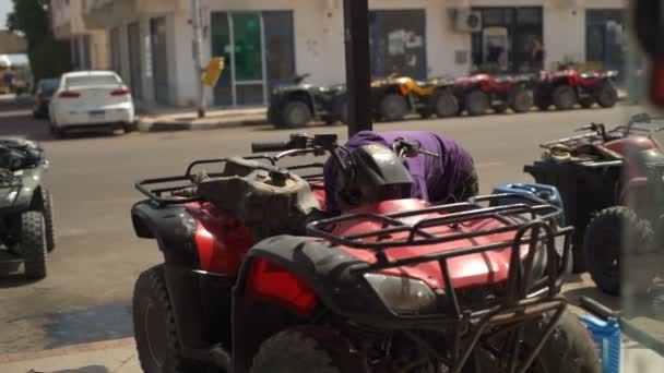 Homem em pulôver violeta tentando transformar a moto quad câmera lenta — Vídeo de Stock