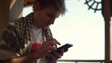 Adam ayakta ve onun telefon yavaş hareket arıyorum bir eşarp