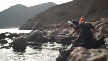 Onların palet plajda giyen erkekler yavaş hareket