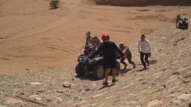 Çocuklar dört kiralama zorlamaya çalışırken yavaş hareket