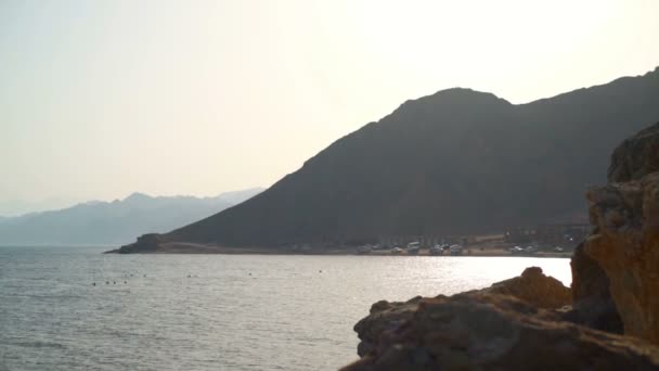 Belle vue sur une montagne avec des voitures sur elle au ralenti — Video