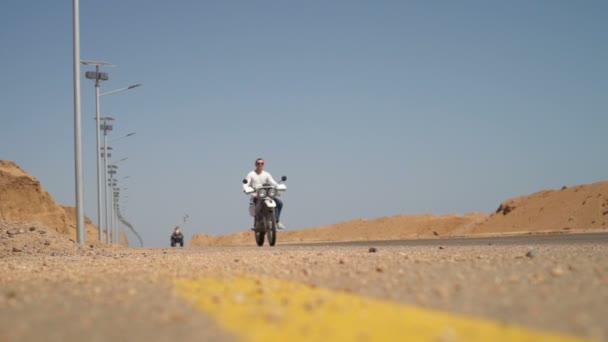 Vrienden rijden op hun fietsen slow-motion — Stockvideo