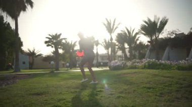 Frizbi birbirine yeşil park ağır çekimde atma arkadaşlar