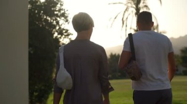 Güzel çift park ağır çekimde yürüyüş