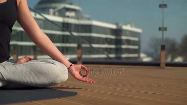 Jovem fêmea atraente fazendo meditação no telhado no mar câmera lenta — Vídeo de Stock