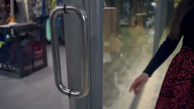 Güzel esmer ayakkabı Dükkanı yavaş hareket içinde yürür