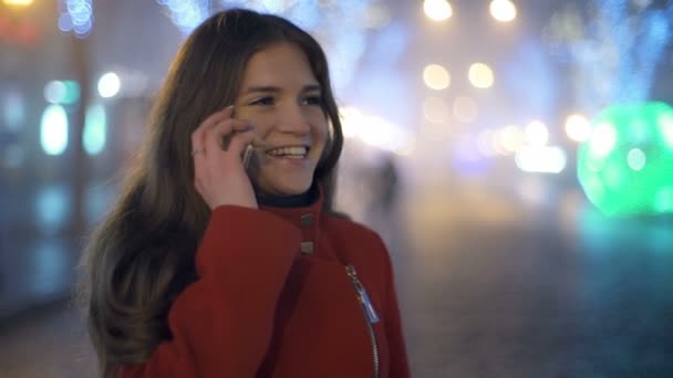 Mooie vrouw praten over de telefoon en glimlachend op de straat Slowmotion — Stockvideo