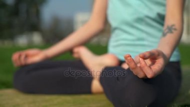 Genç kadın mat lotus poz siting ince ve yakın ağır çekim kadar meditasyon
