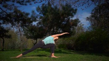Şehir Parkı yavaş'ın bahçesinde yoga yaparken genç ince erkek