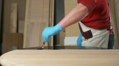 Tablo atölye bir siyah boya ile resim eldiven giymiş marangoz