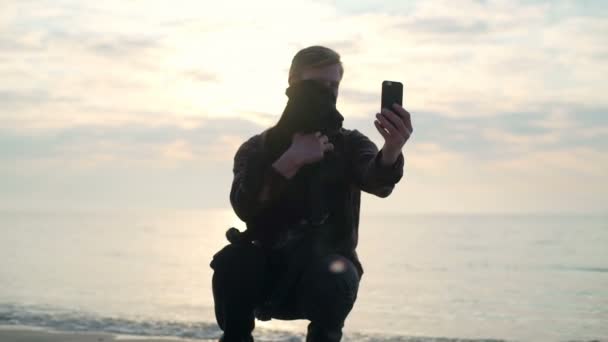Ung manlig ta selfie med sin härliga hund på havet slow motion — Stockvideo