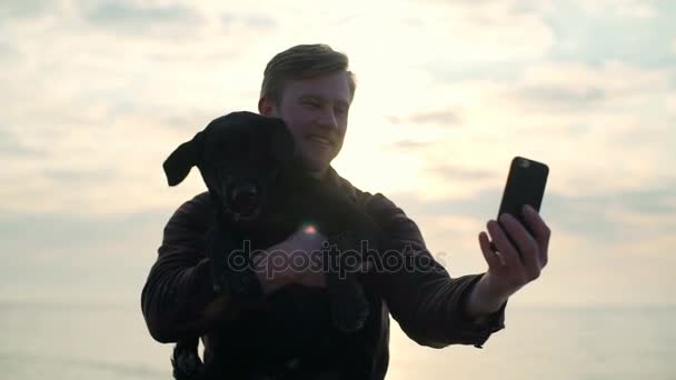 Joven macho tomar selfie con su precioso perro cerca de cámara lenta — Vídeo de stock