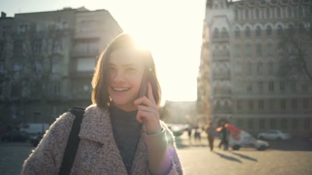 Atraktivní mladá žena mluví o telefonu, na ulici Zpomalený pohyb — Stock video