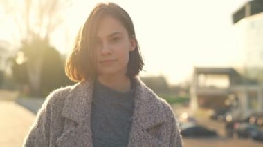 Kameraya sokak ağır çekim üzerinde seyir çekici genç kadın