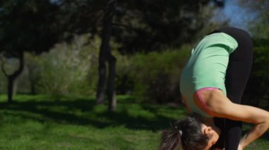 Orman ağır çekimde sarı halı üzerinde uzanan genç güzel kadın