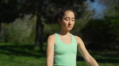 Lotus poz orman ağır çekimde hala oturan genç kadın