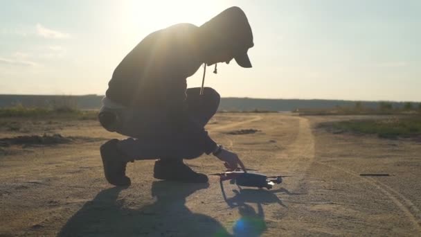 Adam quadrocopter yaklaşımlar ve yavaş hareket üzerinde döner — Stok video