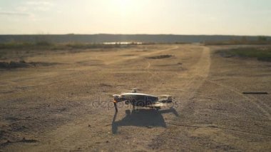 Yalnız quadrocopter açar ve ağır çekim alır