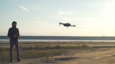 Pilot tarafından uzaktan çöl ihtimal yavaş hareket, onun quadrocopter denetler