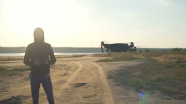 Pilot onun quadrocopter tarafından çöl orta ağır çekim vurdu, uzaktan kontrol eder
